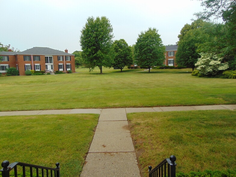 Building Photo - 683 E Fox Hills Dr