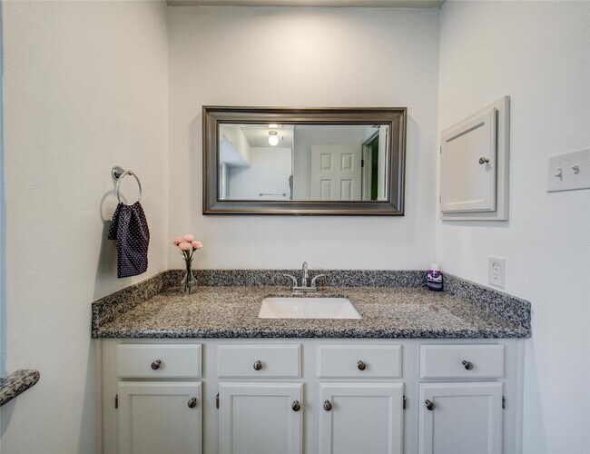 Building Photo - 7114 Buchanan Dr