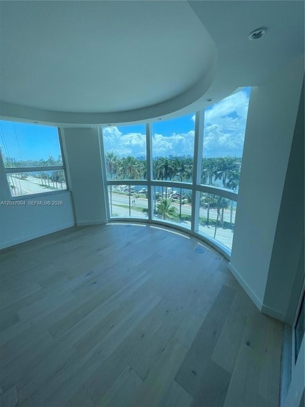 Building Photo - 5025 Collins Ave