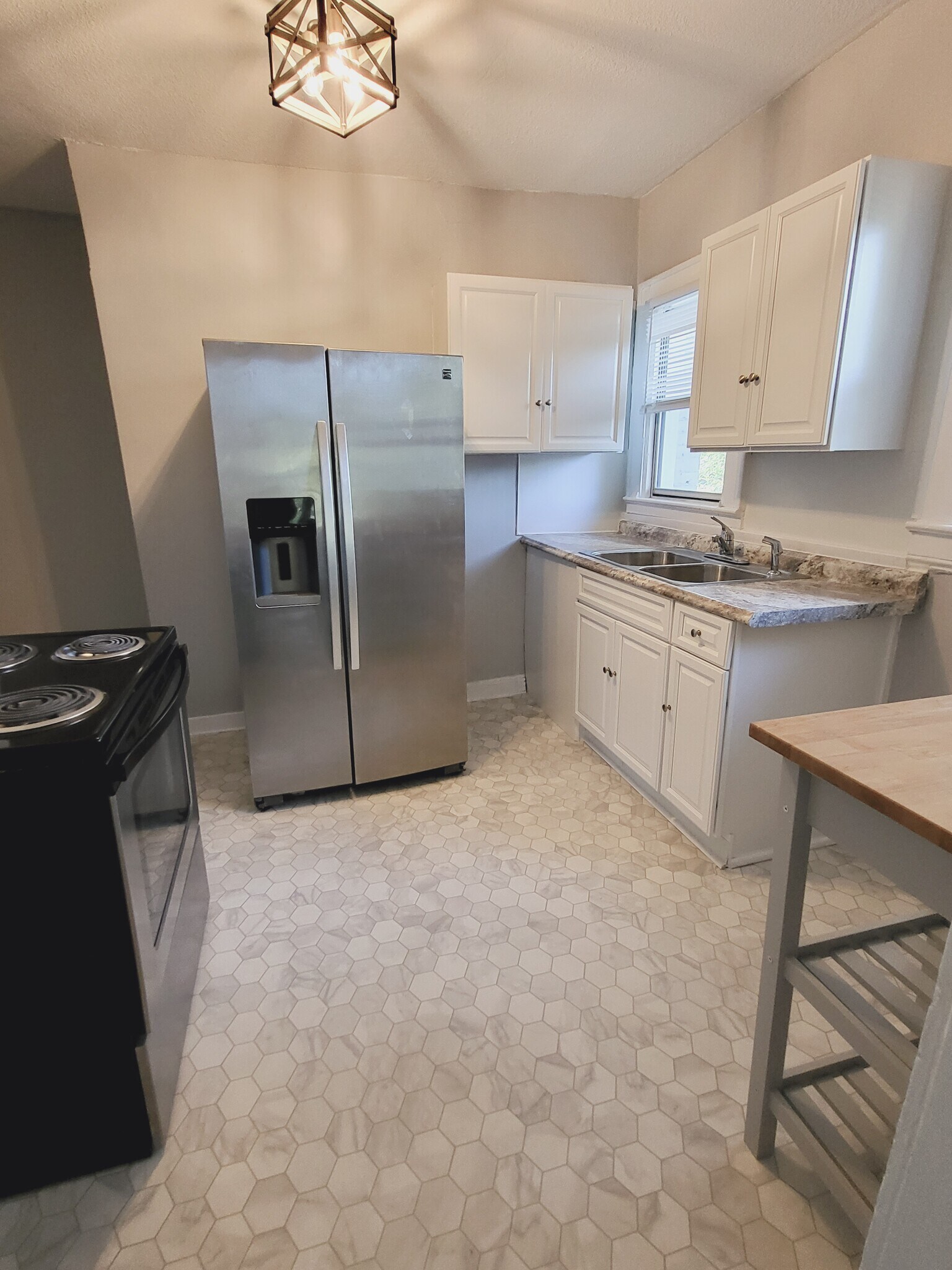 Building Photo - 1718 Pine Grove Ave