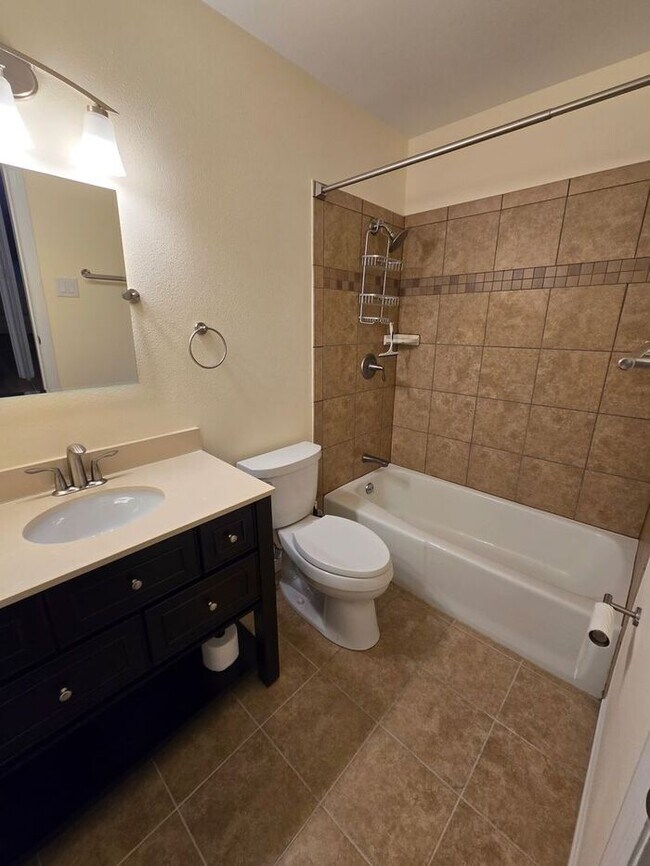 Building Photo - Cozy Condo in Errol Estates