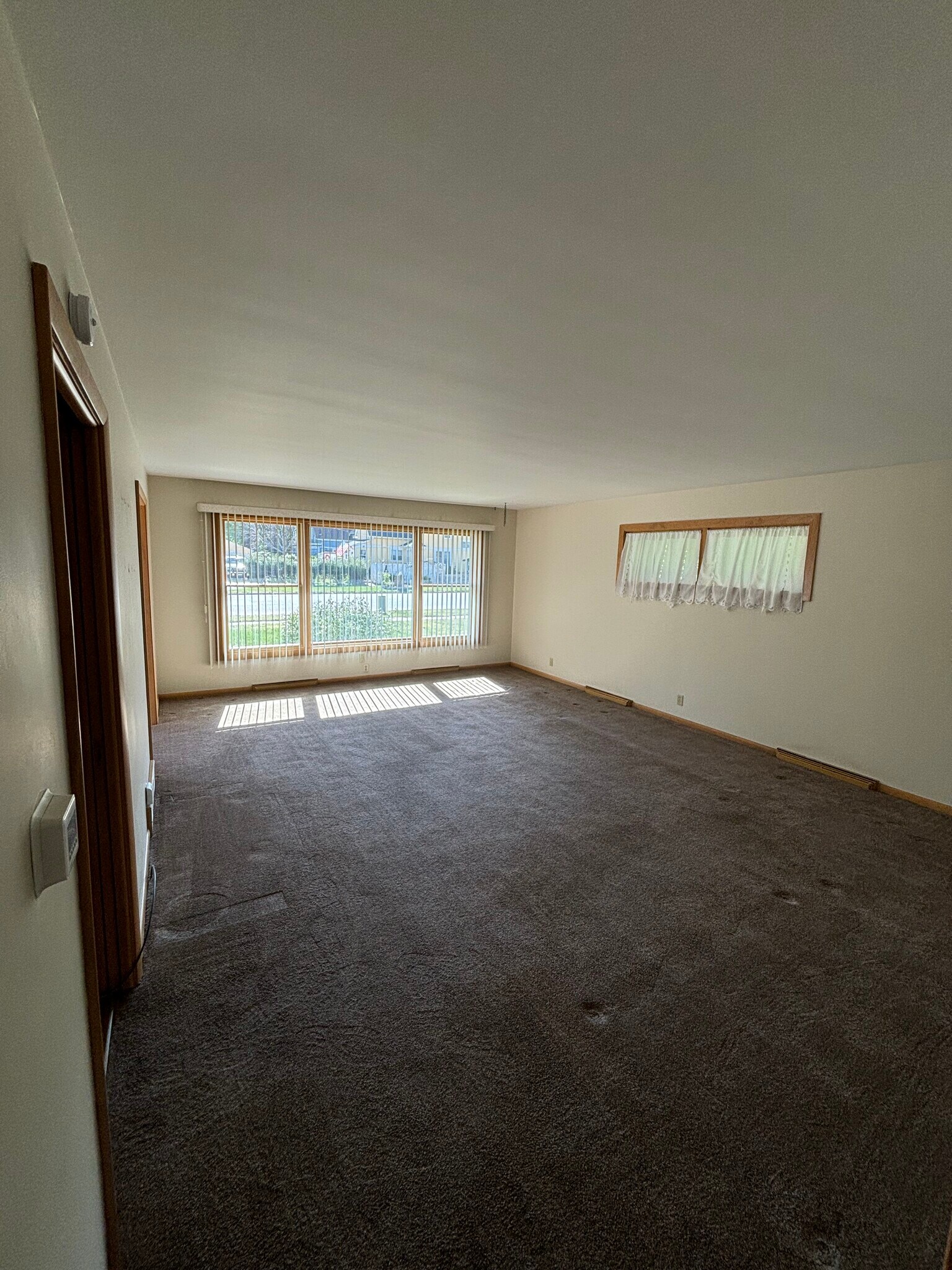 Building Photo - 815 E 6th St