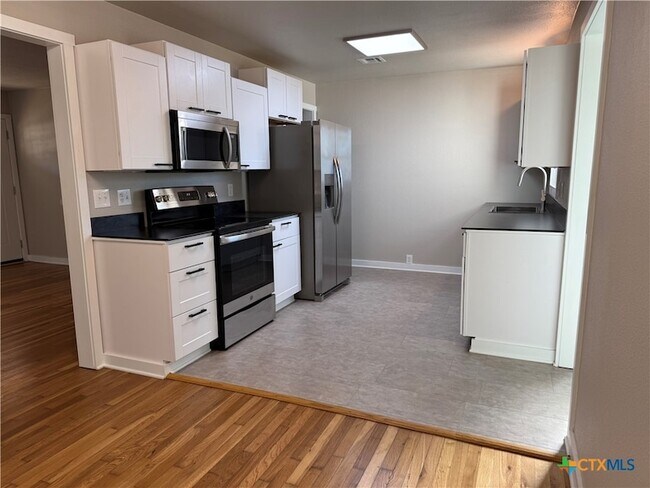 Building Photo - 1706 S 41st St