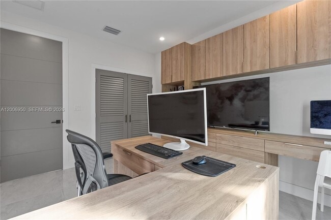 Building Photo - 2889 SW 33rd Ave