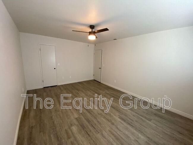 Building Photo - 5716 W Robinwood Ave