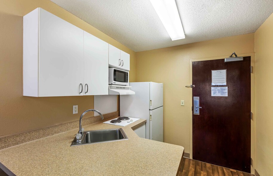 Building Photo - Furnished Studio-Milwaukee - Waukesha