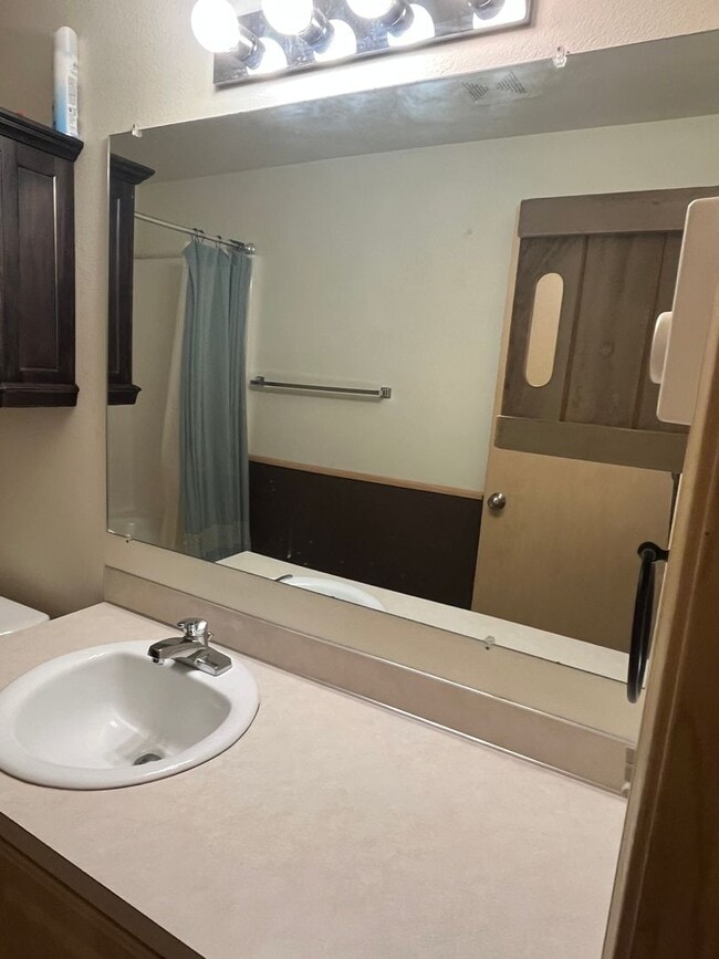 Building Photo - Large 3 bed/2 bath single family home
