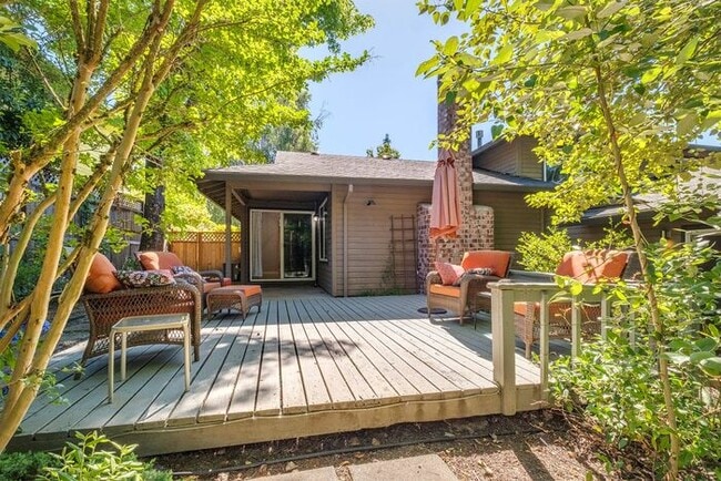 Building Photo - 4 bedroom 3 bath home in Tualatin with sep...