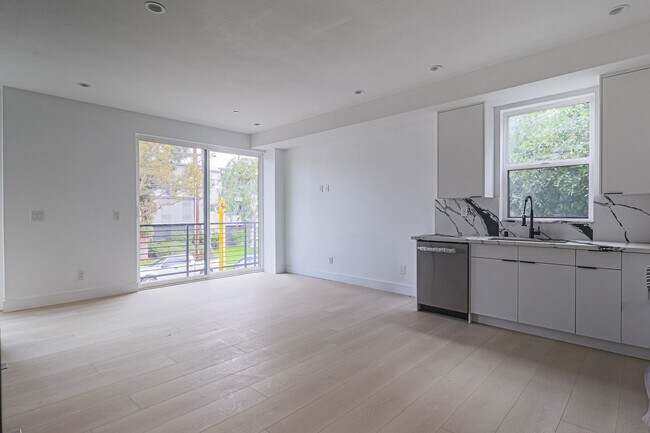 Building Photo - Modern 4 Bed / 3 Bath Townhome with Privat...