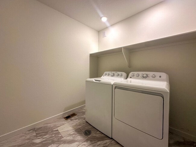 Building Photo - Luxurious 3bd home in Dove Village