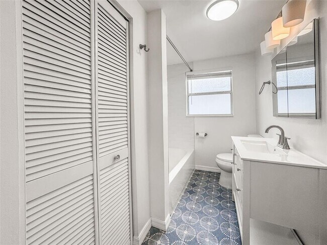 Building Photo - 2955 Bay View Dr