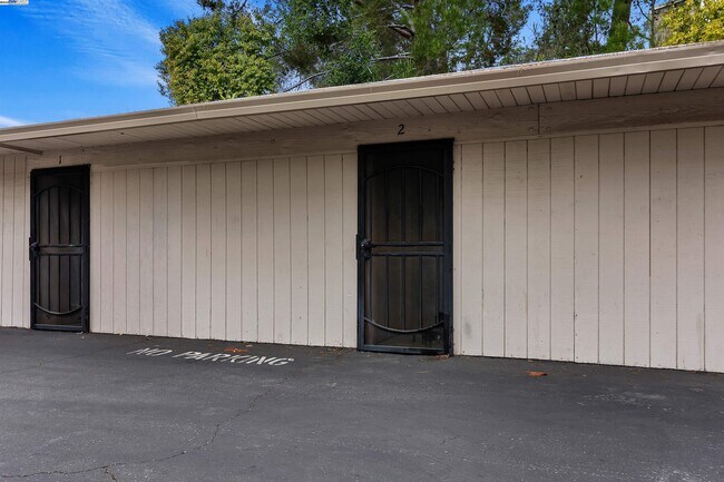 Building Photo - 385 Camelback Rd