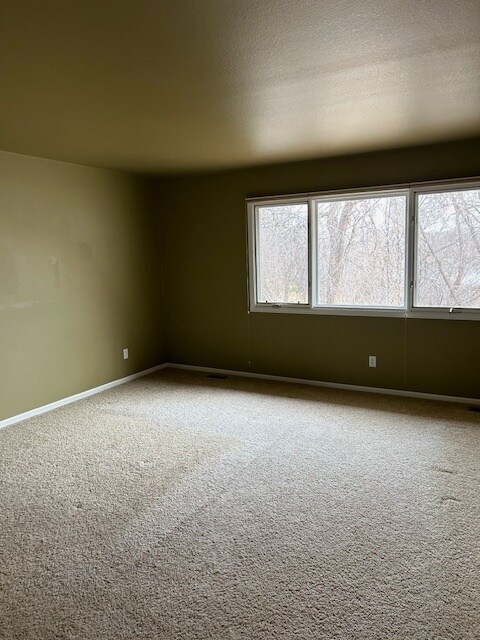 Building Photo - 3670 Point Dr