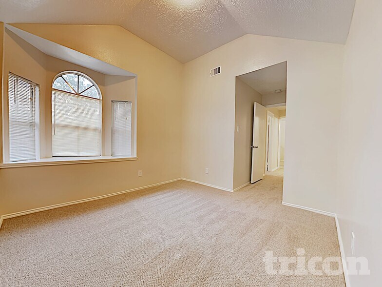 Building Photo - 1934 Creston Dr