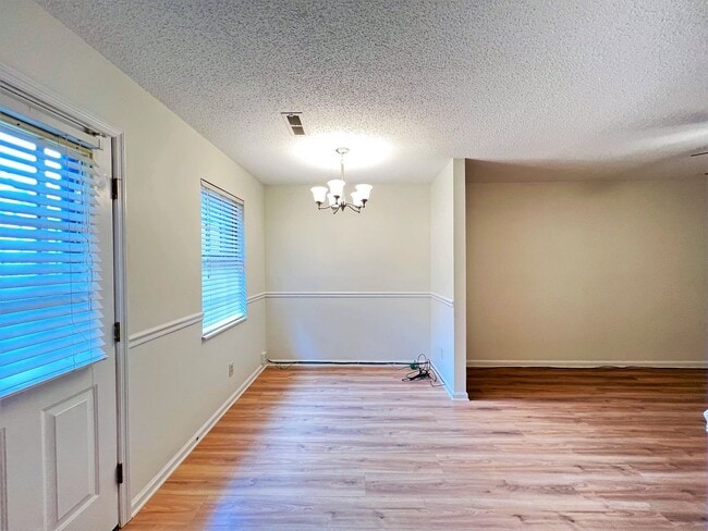 Building Photo - GREAT NORTHWEST LOCATION 2 BDRM / 2 BATH C...