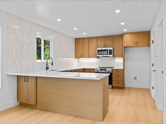 Building Photo - Light-Filled, Fully Remodeled 2?Bed / 1?Ba...