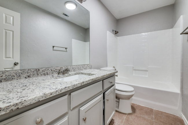 Building Photo - 910 Harwood Ct