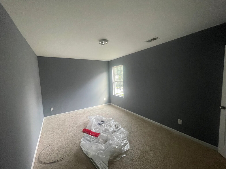 Building Photo - Room in House on Walton View