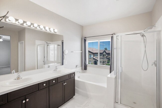 Building Photo - 4 Bed, Beauty With First Floor Bed And Full Bath