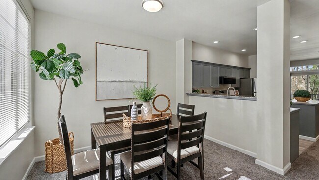 Building Photo - Updated Kirkland Townhome in Lochshire Condominiums with Premium Amenities- Available NOW