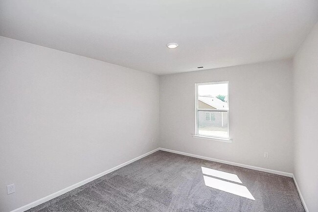 Building Photo - Home with 4 bedrooms, 3 full baths Fence in Yard