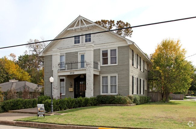 Building Photo - 302 E Pecan St