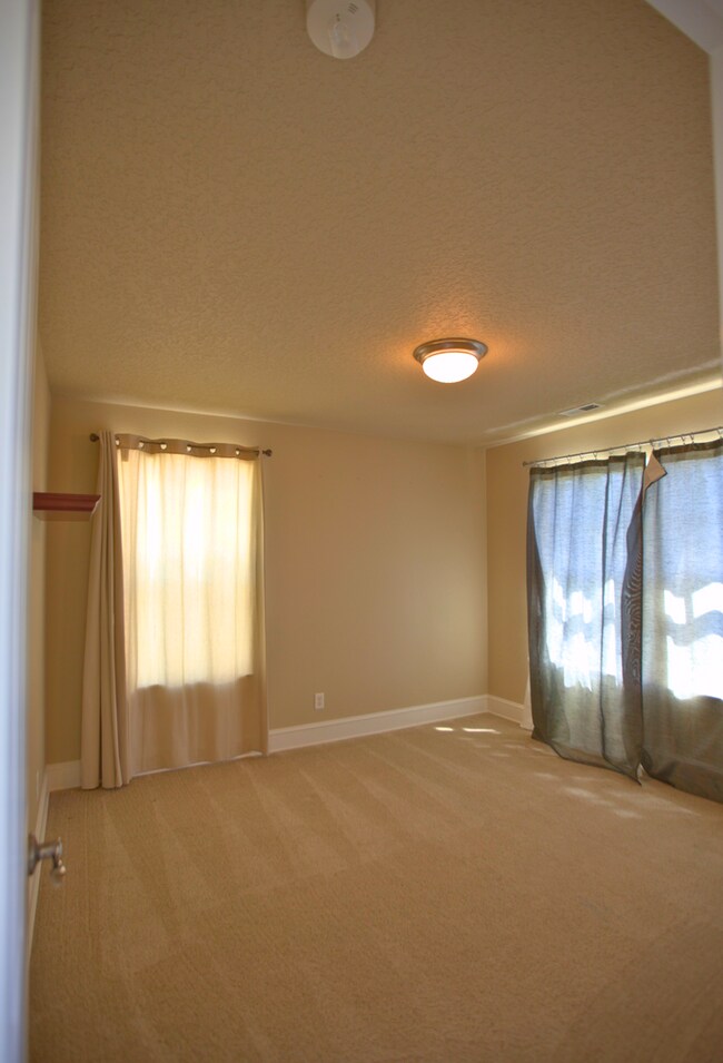 Building Photo - King City 3 Bedroom Plus Den available now !