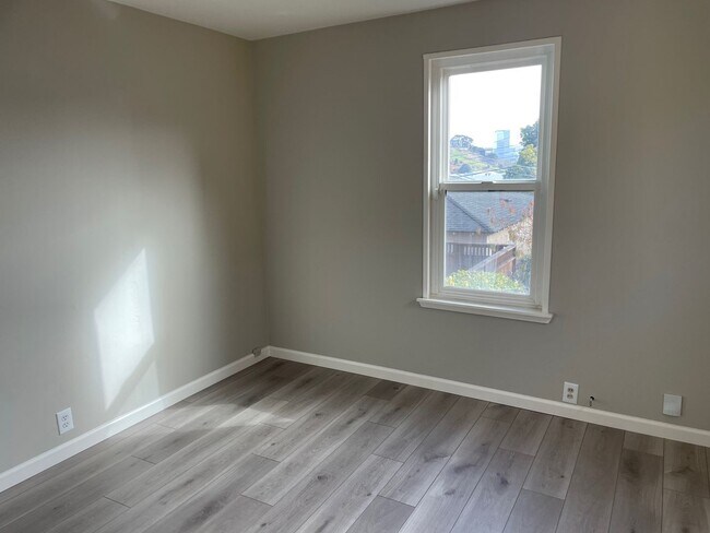 Building Photo - A cozy 2 bedroom and 1.5 bathroom duplex in South San Francisco