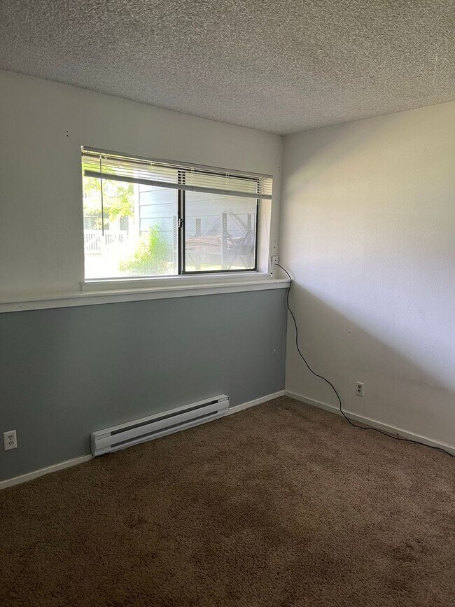 Building Photo - 4 Bed 2.5 Bath Boulder Townhome - Available August 10th