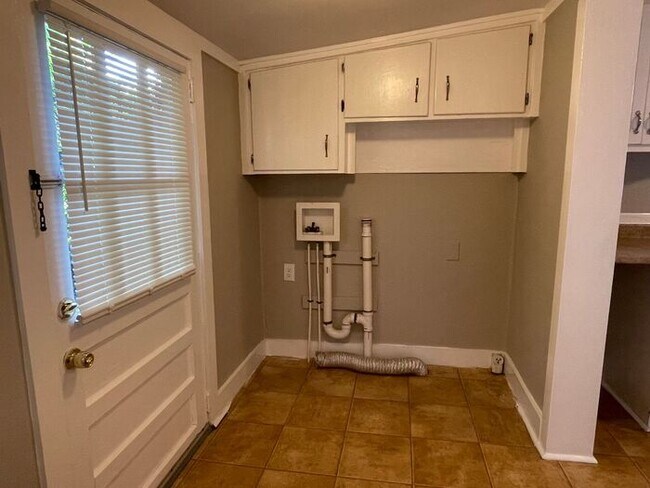 Building Photo - UNCG area with 3 bedrooms and 1 bath, Cent...