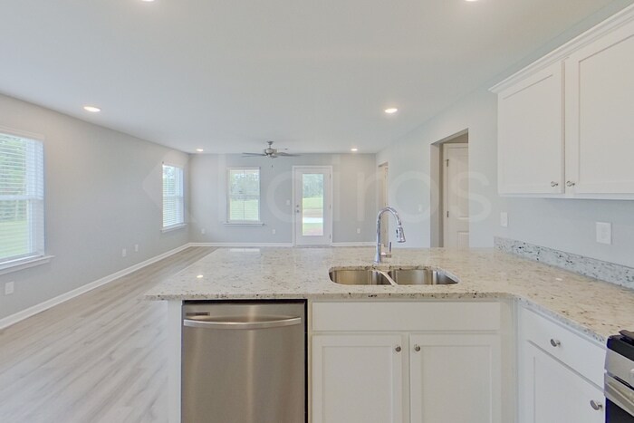 Building Photo - 656 June St