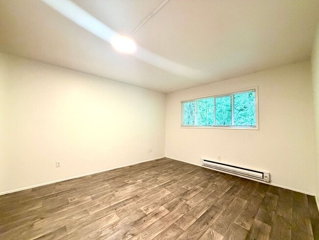 Building Photo - **$750 DEPOSIT + FREE FIRST MONTH'S RENT** Spacious Top Floor Unit~ Great Natural Light~ Updated ...