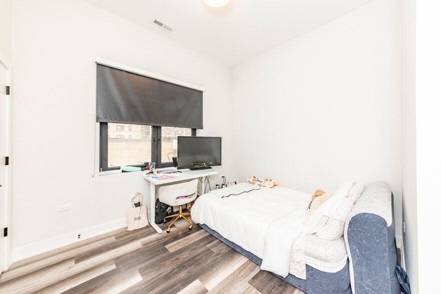 Building Photo - 2322 N Clark St