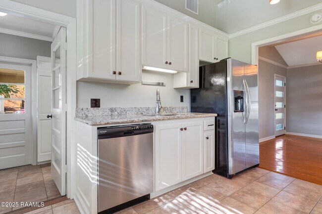 Building Photo - 101 Alonda Dr