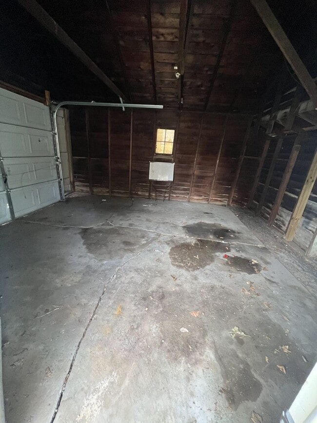 Building Photo - Spacious 4 Bedroom, 2 Bathroom Home