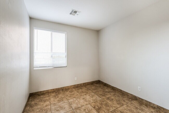 Building Photo - 3014 W Donner Dr