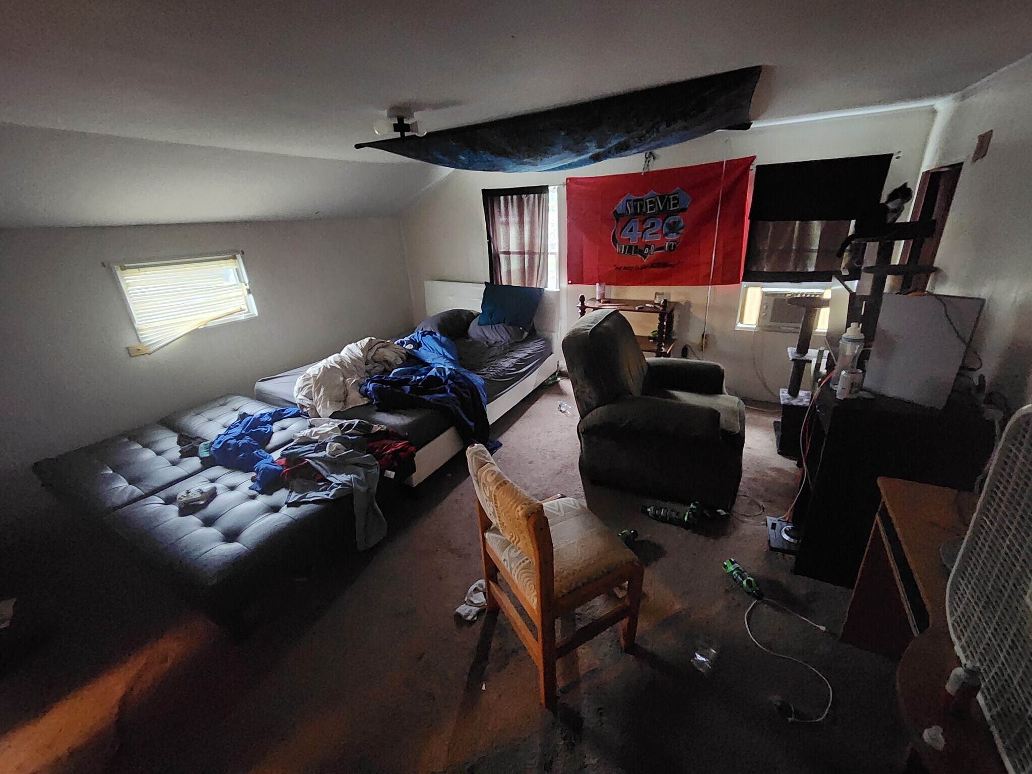 2 Upstairs Bedrooms - 123 W Mohawk St