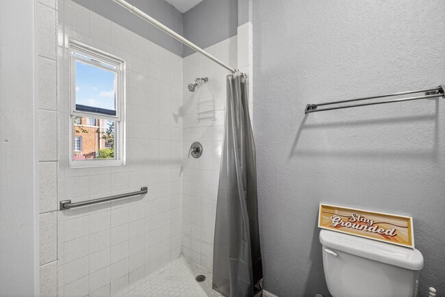 Building Photo - Updated Tampa Home – Prime Central Location 4 Beds - 2 Baths!