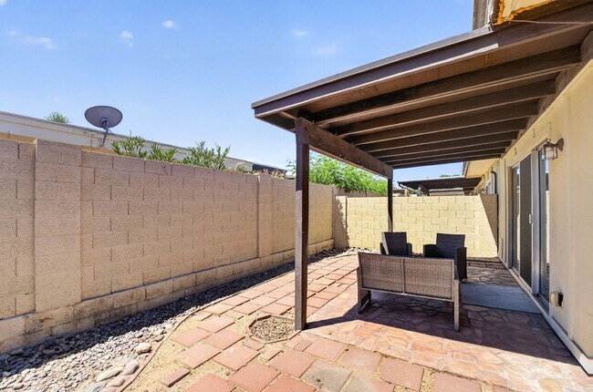 Building Photo - Modern Updated Tempe Townhome Near ASU & Downtown with Resort-Style Amenities