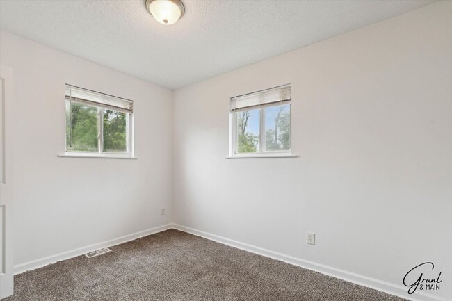 Building Photo - $1250 4 bedroom