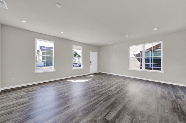 Building Photo - Beautiful End Unit Townhome In Mint Hill