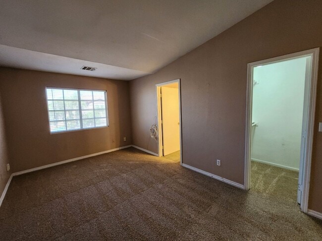 Building Photo - Beautiful 3 Bedroom & 2 1/2 Bath Condo.