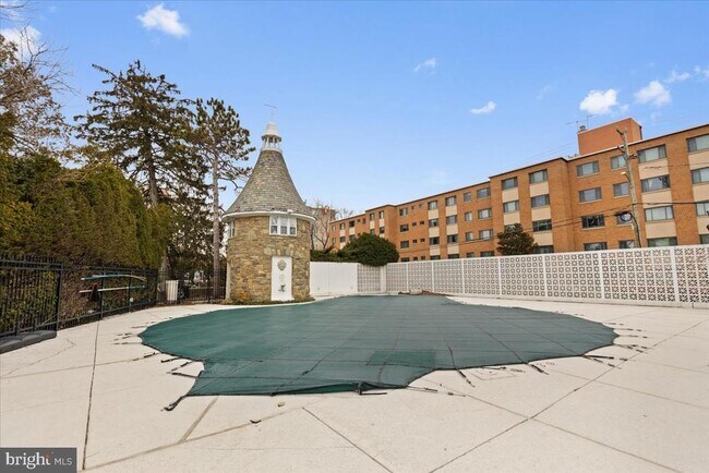 Building Photo - 1301 S Arlington Ridge Rd