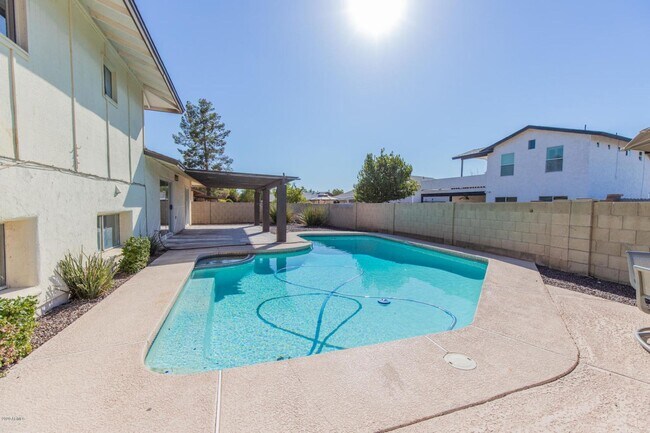 Building Photo - Great Tri-Level home close to ASU
