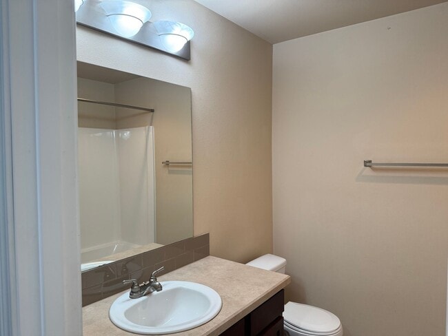 Building Photo - Beautiful 2 bed, 2.5 bath townhome located...