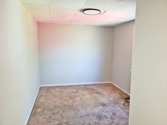 Building Photo - THREE BEDROOM SINGLE FAMILY HOME IN BEAUTI...