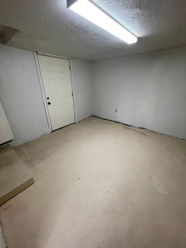 Building Photo - Convieniently located charming home with m...