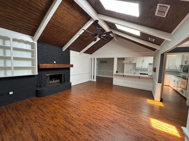 Building Photo - Gorgeous 3/3/2 Home on Spacious Corner Lot...