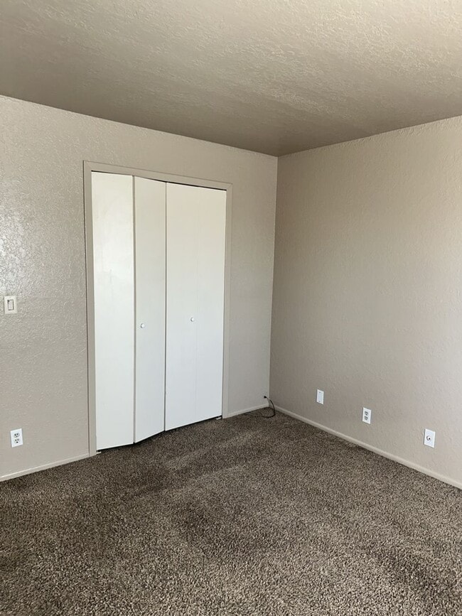 Building Photo - Unfurnished Full Time Home