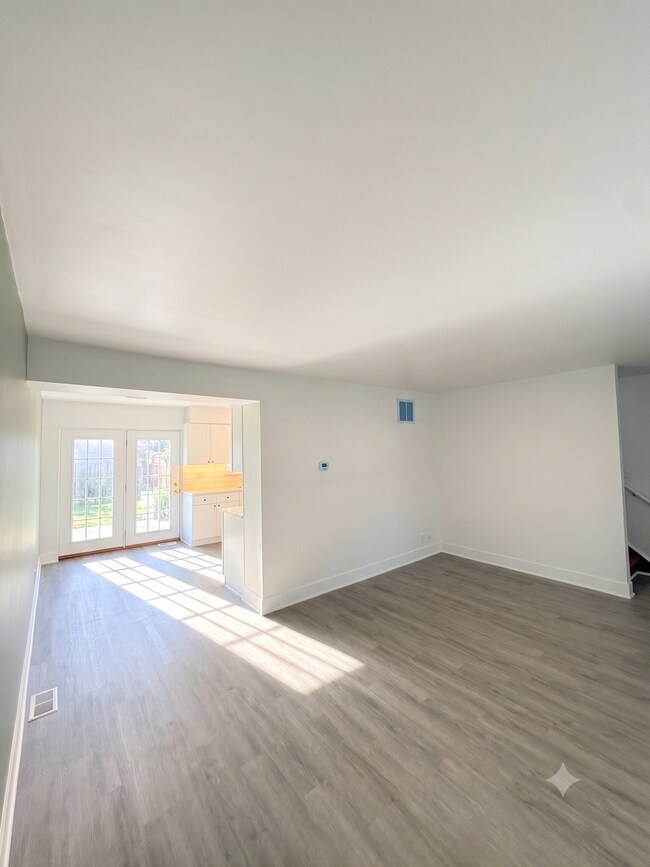 Building Photo - Available September 1 – Renovated 3BR Townhome with 2,400 Sq. Ft. in Joliet!